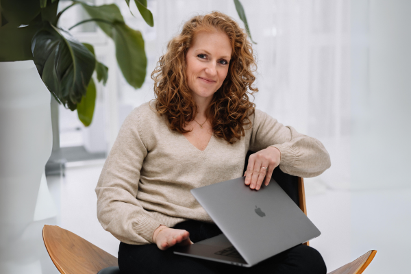 Website doorLin - Lindy zittend laptop dichtdoen