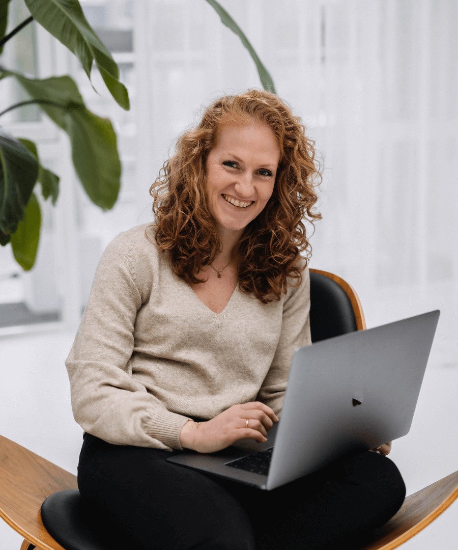 doorLin-Lindy-zittend-met-laptop Foto doorLin Lindy zittend met laptop