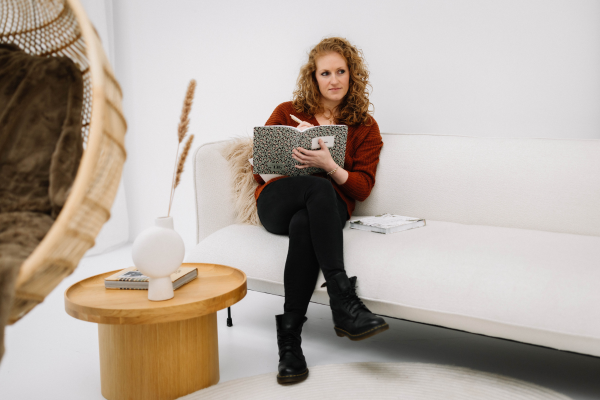 Website doorLin - Lindy zittend op bank - nadenken