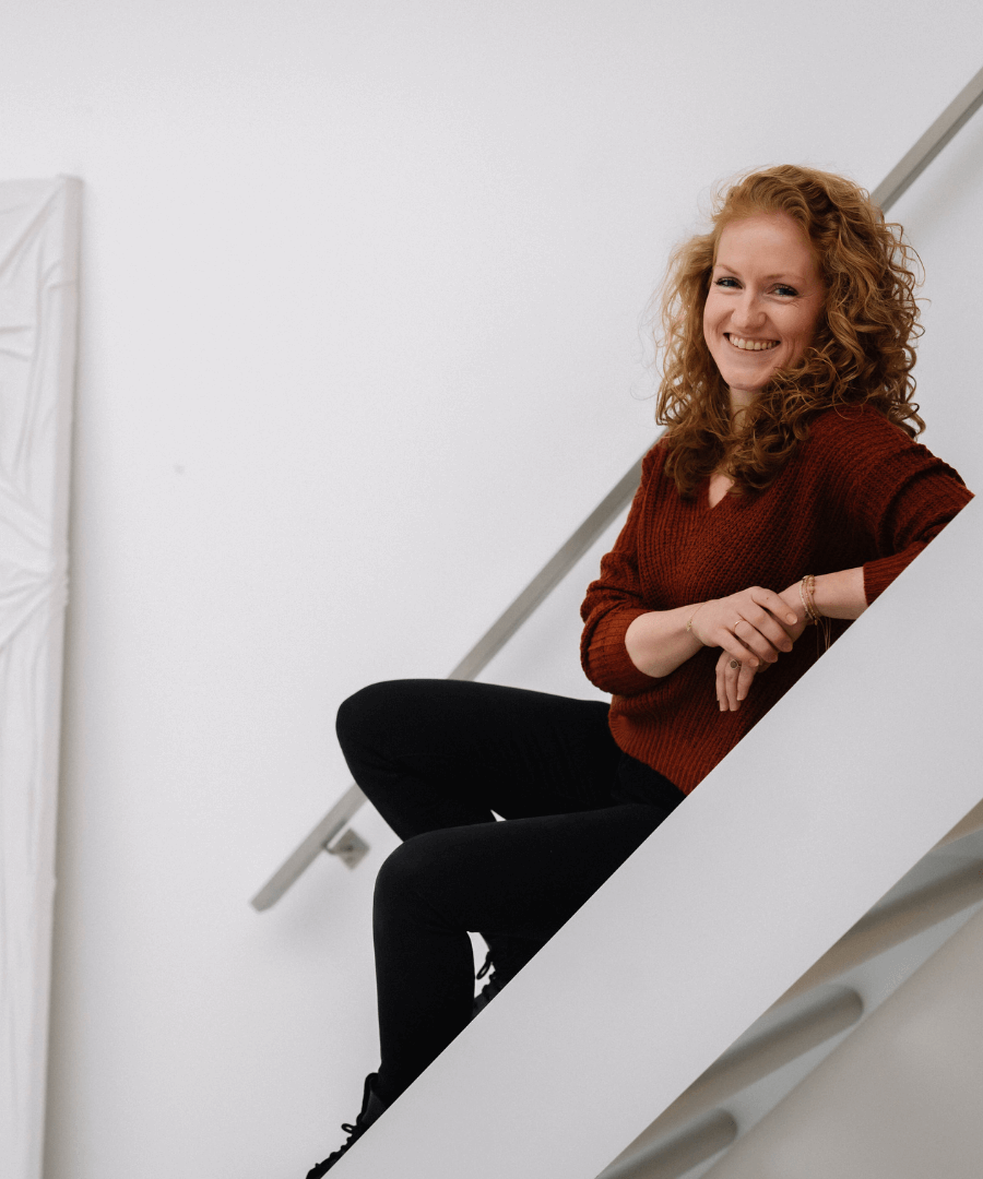 doorLin-Lindy-zittend-op-trap Website doorLin - Lindy zittend op trap