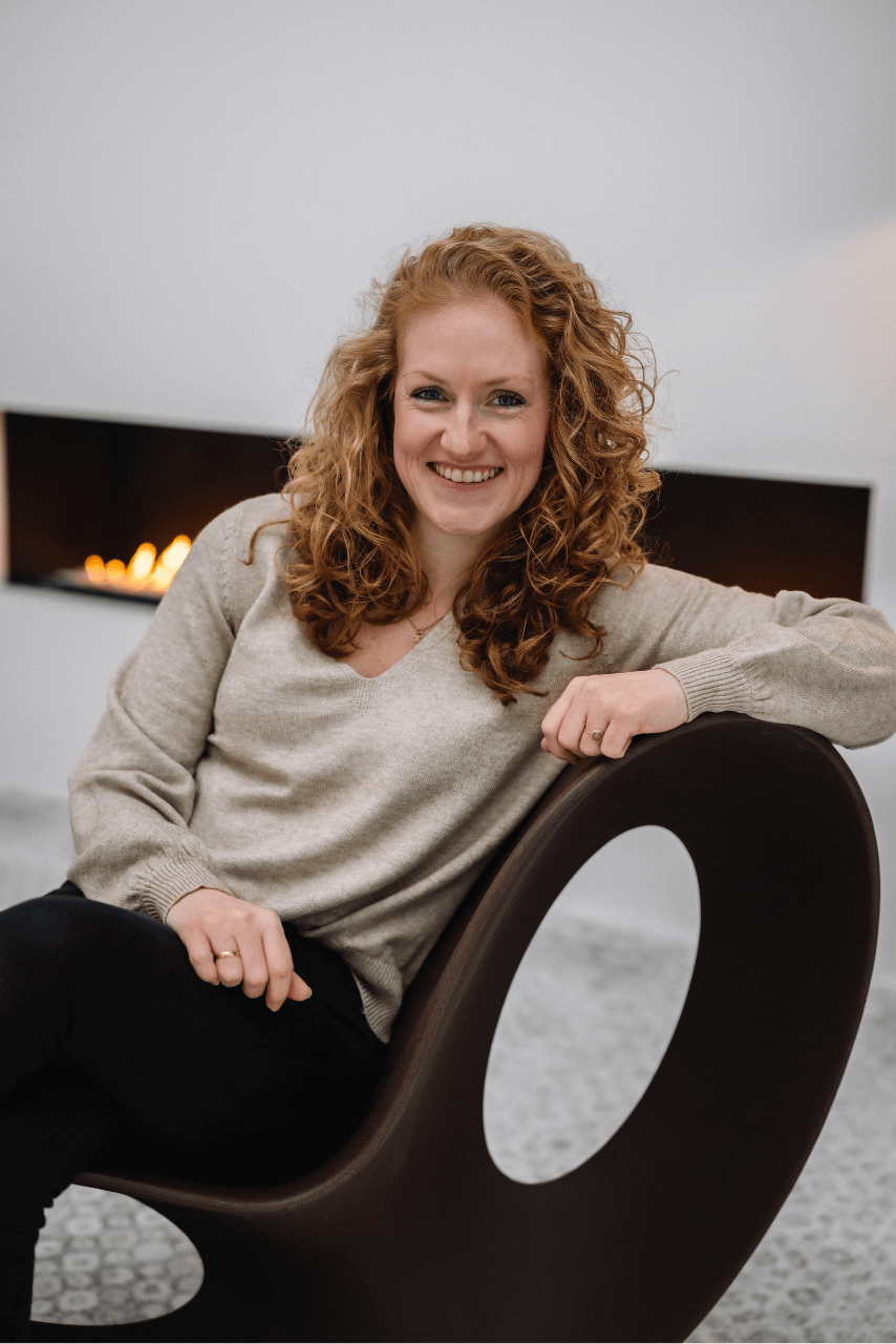 Foto doorLin Lindy zittend op zwarte stoel